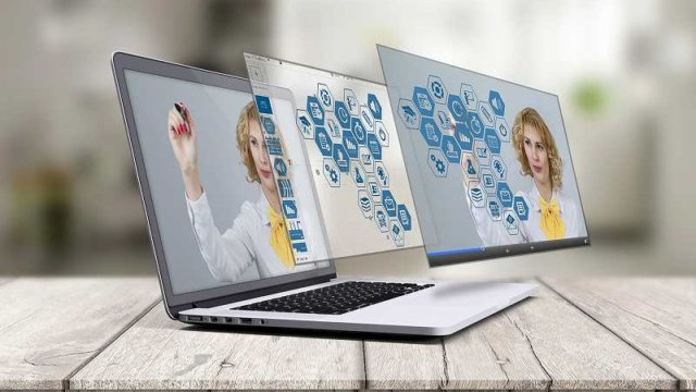 パソコンに映る女性と飛び出す画面