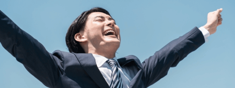 深呼吸をしている男性