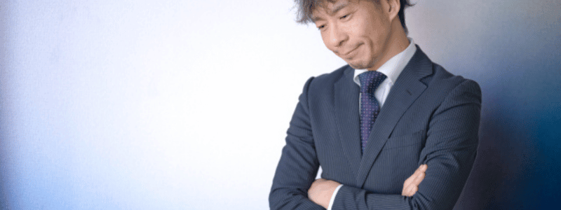 腕組をしている男性