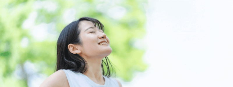 深呼吸をしている女性