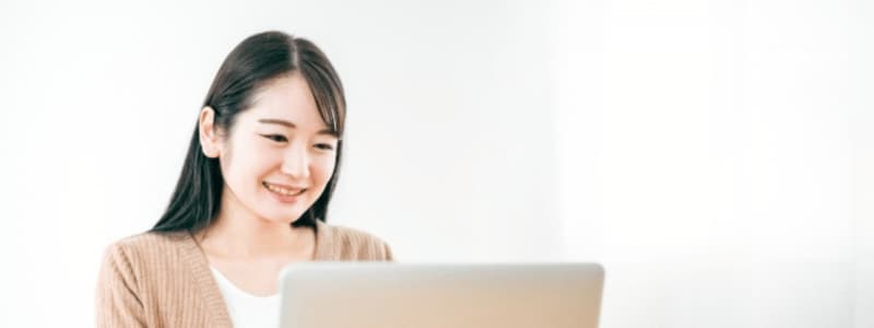 パソコンをみている女性