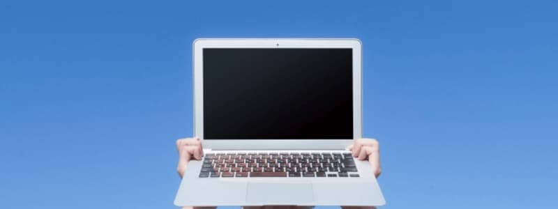 パソコンを抱え上げている