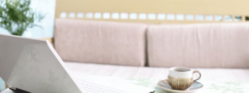 テーブルの上にあるパソコン