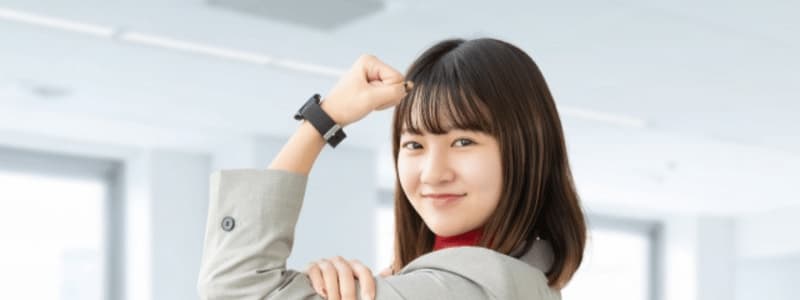ガッツポーズをしている女性