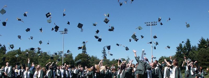 卒業式で学帽を一斉に投げる学生の様子