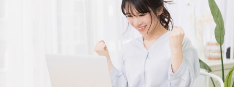 ガッツポーズをしている女性