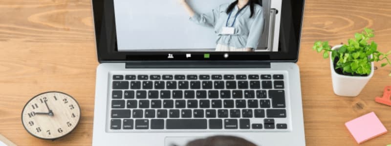 パソコンで在宅ワークをしている