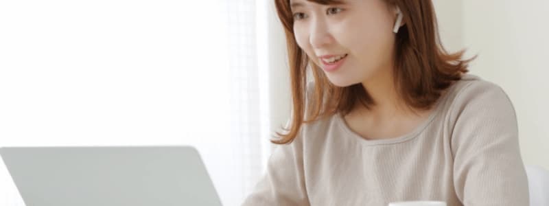 パソコンに向き合っている女性