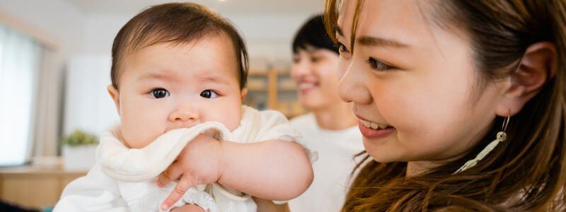 子育てする女性