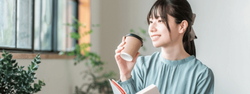 カフェでコーヒーを飲んでいる女性