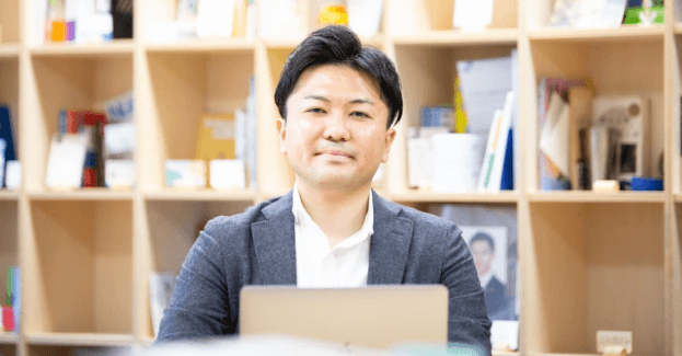 Webマーケターとして個人で活躍したのちWEBMARKSとして法人化、Webマーケター育成スクールを始めた鈴木晋介氏