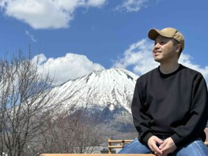自己紹介する新山さん