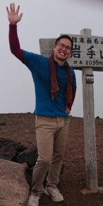 岩手山で記念撮影する渡辺さん